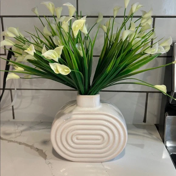 Creamy White ribbed Ceramic Vase with small faux calla lily flowers - Picture 1 of 10
